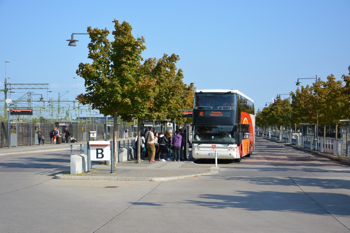 JOX 597 auf der Linie 40 am Bahnhof Norrköping am 19.09.2014. Aufgenommen wurde ein VanHool.
