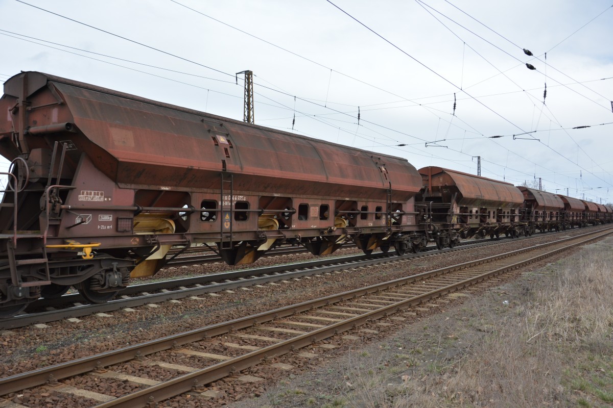 Kesselwagen vom Güterzug Richtung Genshagen. Aufgenommen am 01.04.2015 / Saarmund. 