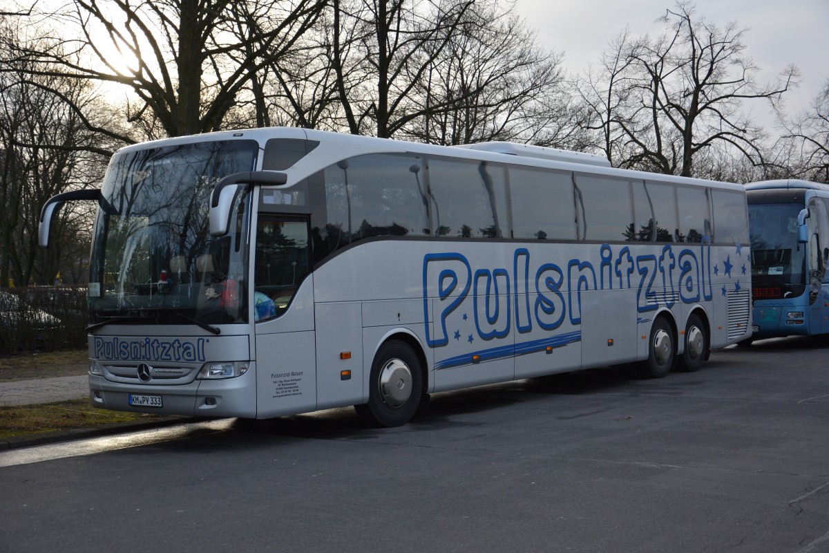 KM-PY 333 steht am 17.01.2015 an der Olympischen Straße in Berlin. Aufgenommen wurde ein Mercedes Benz Tourismo.
