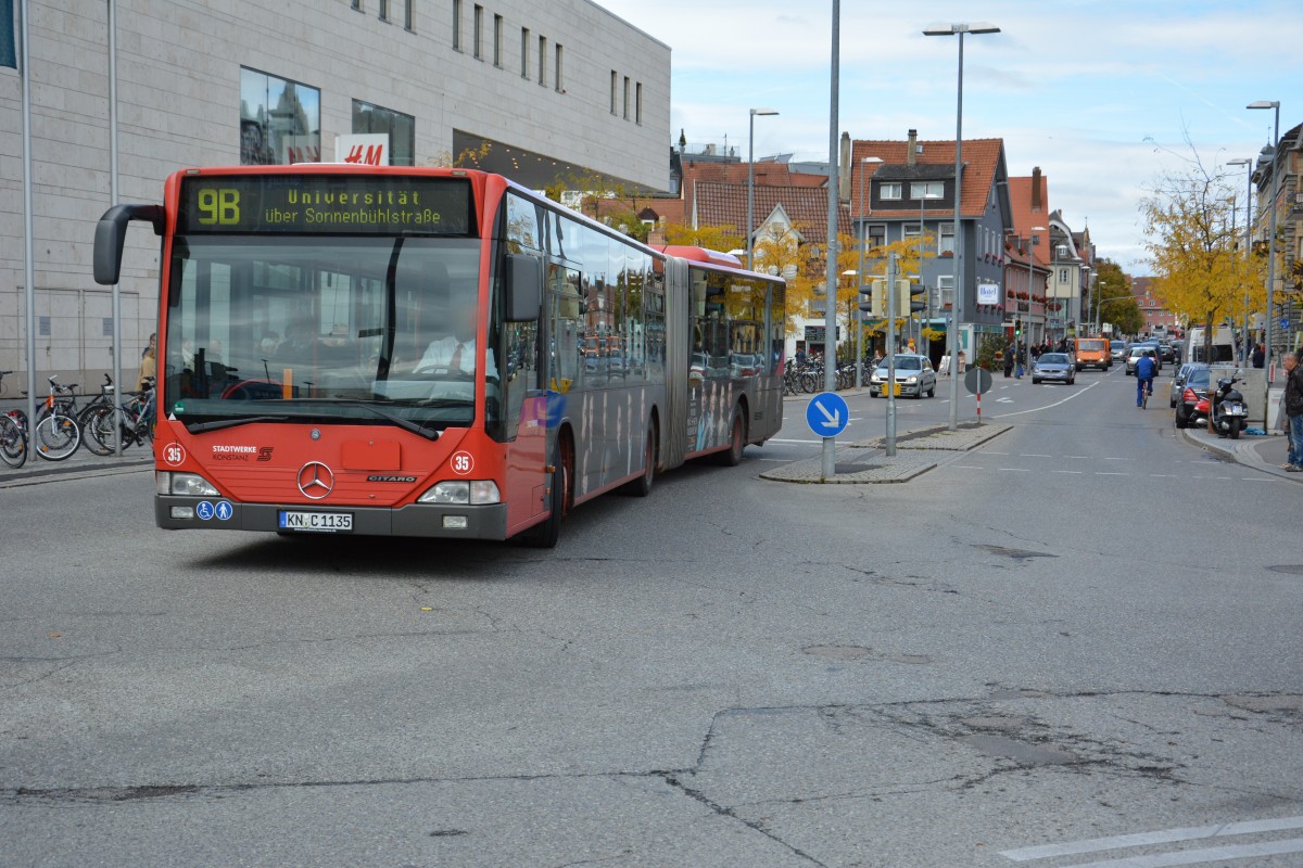 KN-C 1135 fährt am 07.10.2015 als Linie 9B durch Konstanz. Aufgenommen wurde ein Mercedes Benz Citaro.
