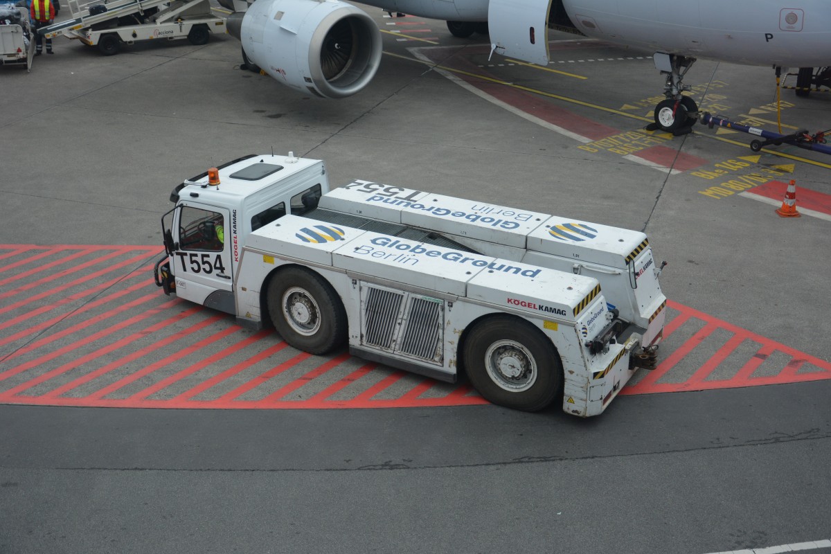 Kgel Kamag (T554/F007) Flugzeugschlepper am Flughafen Berlin Tegel (TXL). Aufgenommen am 21.03.2015.