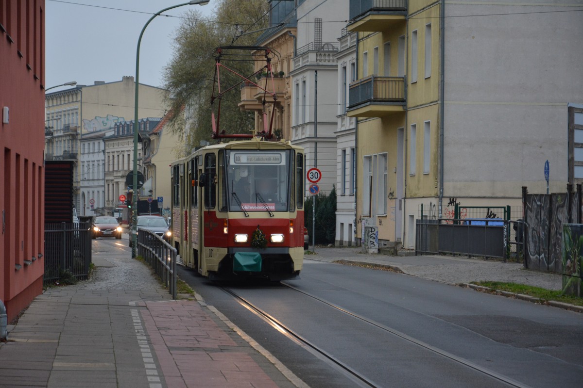 KT4D 001 unterwegs als Glühwein-Express durch Potsdam. Aufgenommen am 30.11.2014, Geschwister-Scholl-Straße. 