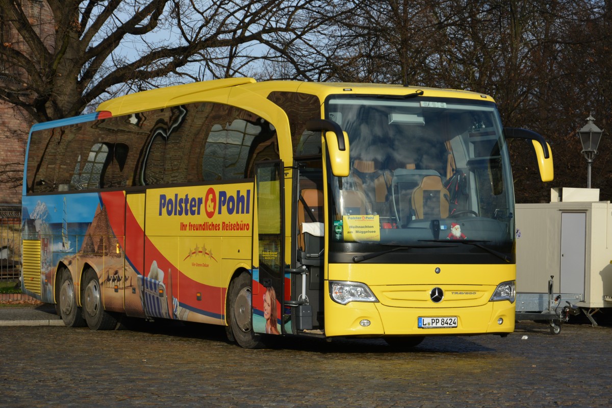 L-PP 8424 (Polster&Pohl / Mercedes Benz Travego) steht am 25.12.2014 auf dem Bassinplatz in Potsdam.