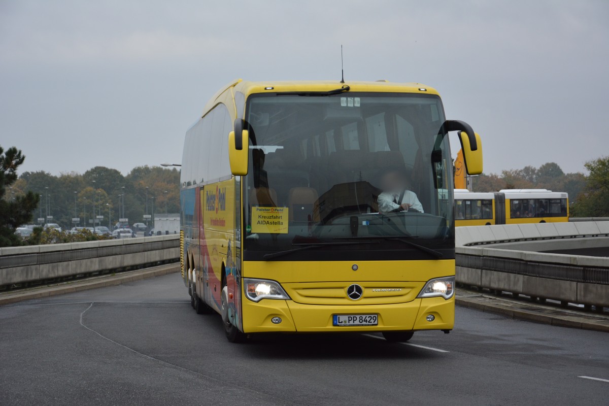 L-PP 8429 (Mercedes Benz Tourismo) erreicht am 26.10.2014 den Flughafen Tegel.