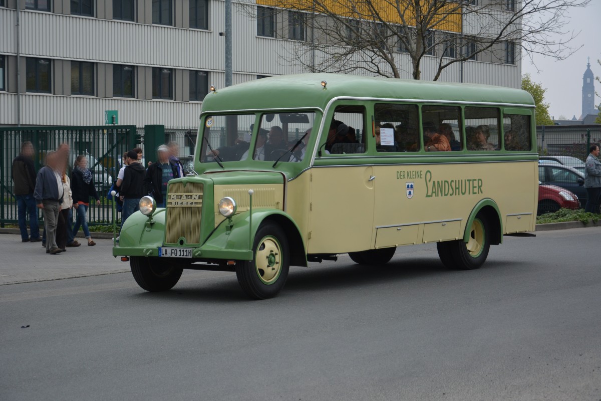 LA-FQ 111H fährt am 06.04.2014 durch Dresden. Aufgenommen wurde ein MAN E 3000 aus dem Jahr 1942.