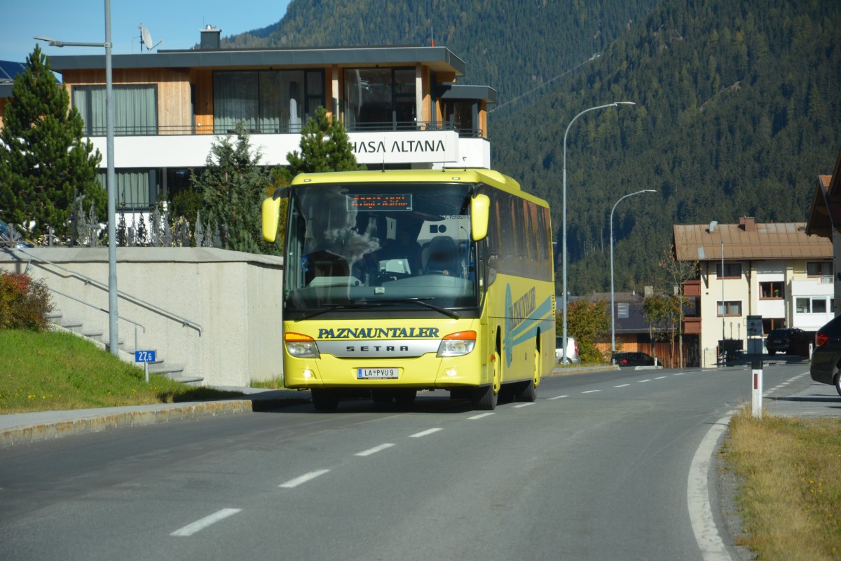 LA-PVU9 fährt am 09.10.2015 auf der Silvretta Hochalpenstraße. Aufgenommen wurde ein Setra S 415.