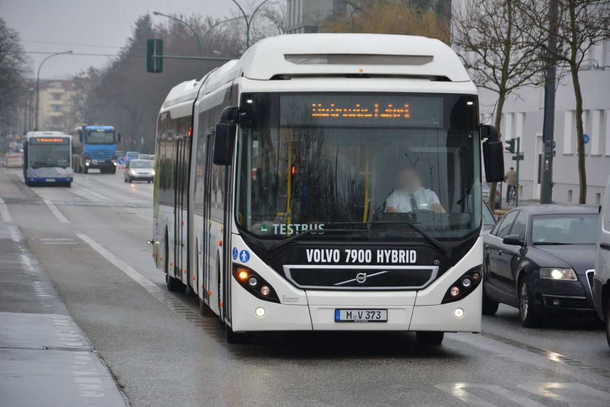 M-V 373 (Volvo Hybrid 7900) fährt am 10.03.2015 auf seiner Stammlinie 690. Aufgenommen am Hauptbahnhof Potsdam.