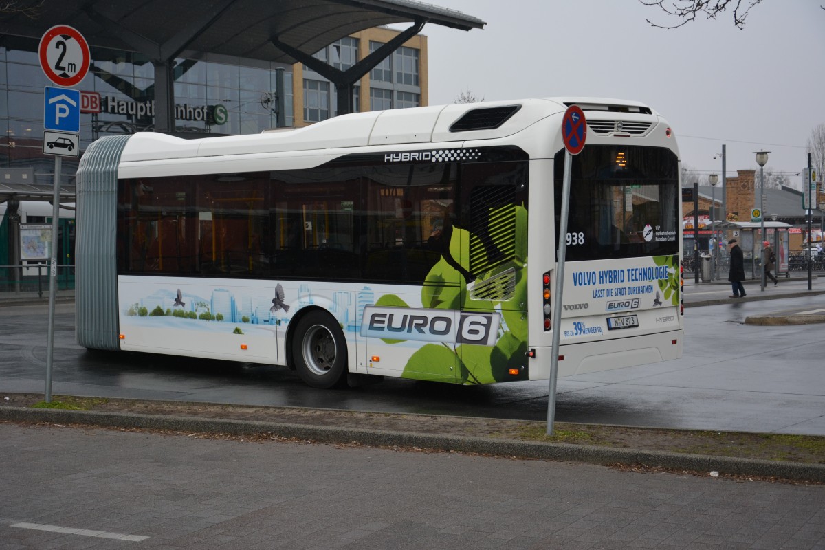 M-V 373 (Volvo Hybrid 7900) fährt am 10.03.2015 auf seiner Stammlinie 690. Aufgenommen am Hauptbahnhof Potsdam.
