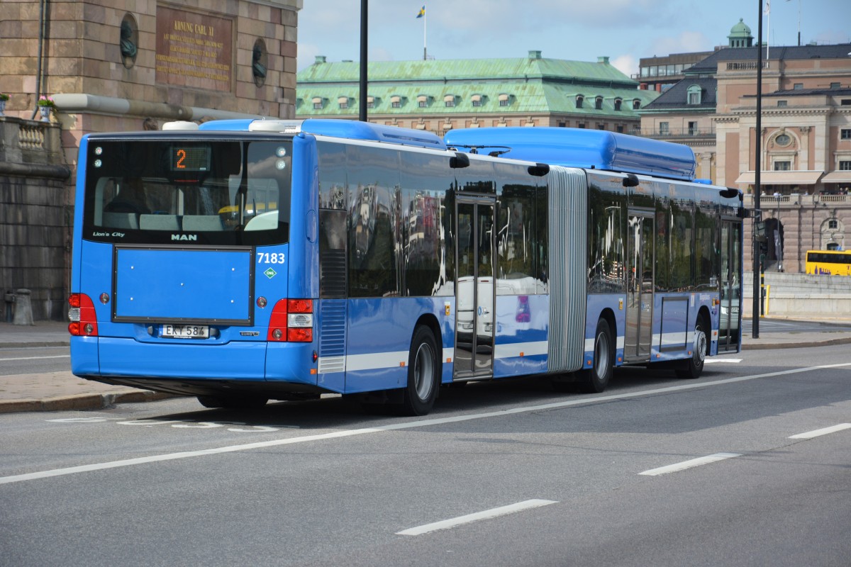 MAN Lion's City CNG mit dem Kennzeichen EKY 584 ist am 16.09.2014 auf der Linie 2 in Stockholm unterwegs.
