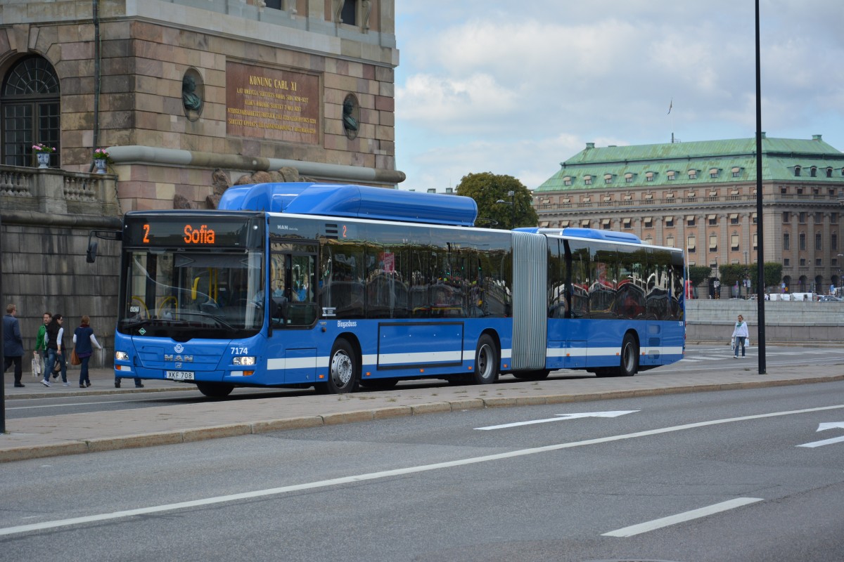 MAN Lion's City CNG mit dem Kennzeichen XKF 708 ist am 16.09.2014 auf der Linie 2 in Stockholm unterwegs.