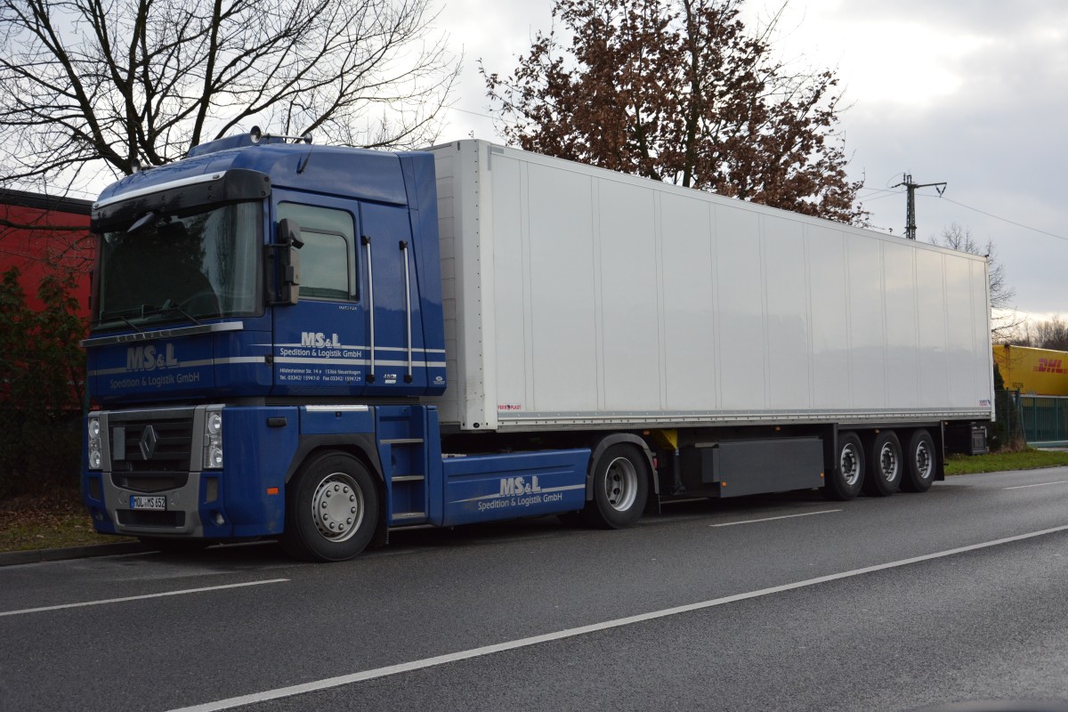 MOL-MS 652 (Renault) steht am 25.12.2014 in Potsdam Wetzlarer Strae.

