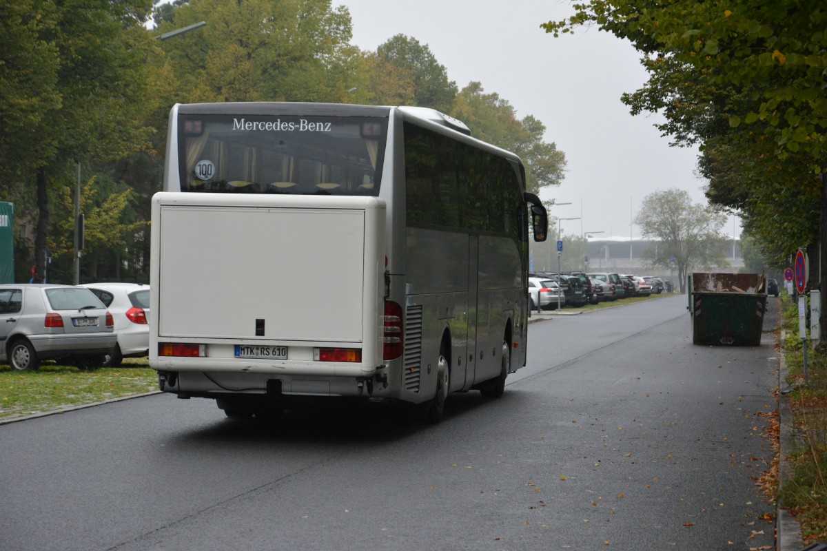 MTK-RS 610 erkmpft sich den Berg hoch zum Olympiastadion in Berlin. Aufgenommen wurde ein Mercedes Benz Tourismo am 26.09.2014.
