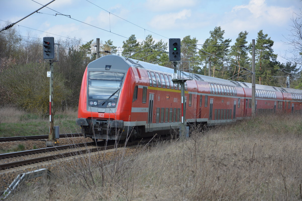 Nachschuss vom RE 3512 nach Stralsund Hauptbahnhof. Aufgenommen zwischen den Bahnhof Großbeeren und der JVA Heidenring / 08.04.2016.
