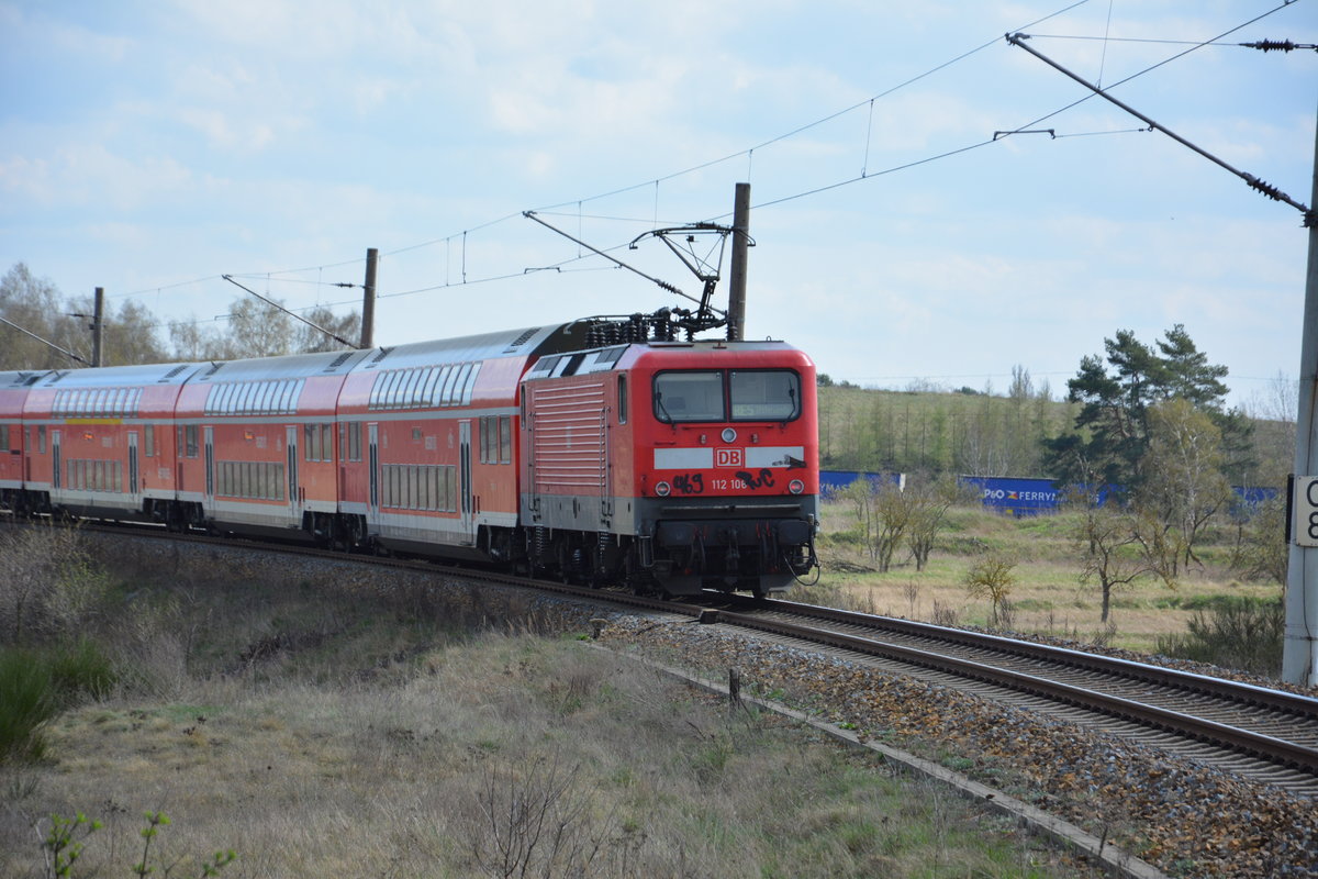 Nachschuss vom RE 4359 nach Elsterwerda. Aufgenommen zwischen Großbeeren und der JVA Heidenring / 08.04.2016.
