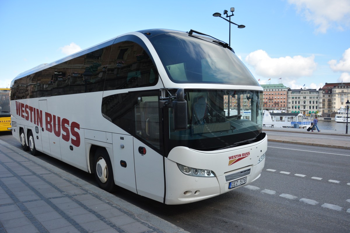 Neoplan Cityliner abgestellt am 16.09.2014 in Stockholm. Kennzeichen-CEZ 576.