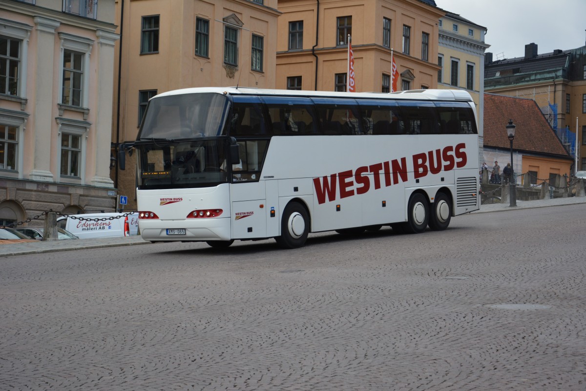 Neoplan Cityliner mit dem Kennzeichen XMS 065 am 16.09.2014 Slottsbacken Stockholm.