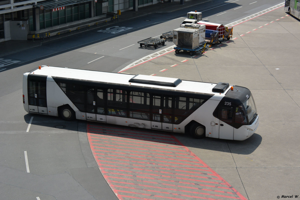 Neoplan Flughafenbus auf dem Flughafen Tegel (TXL) in Berlin. Aufgenommen am 15.07.2017.