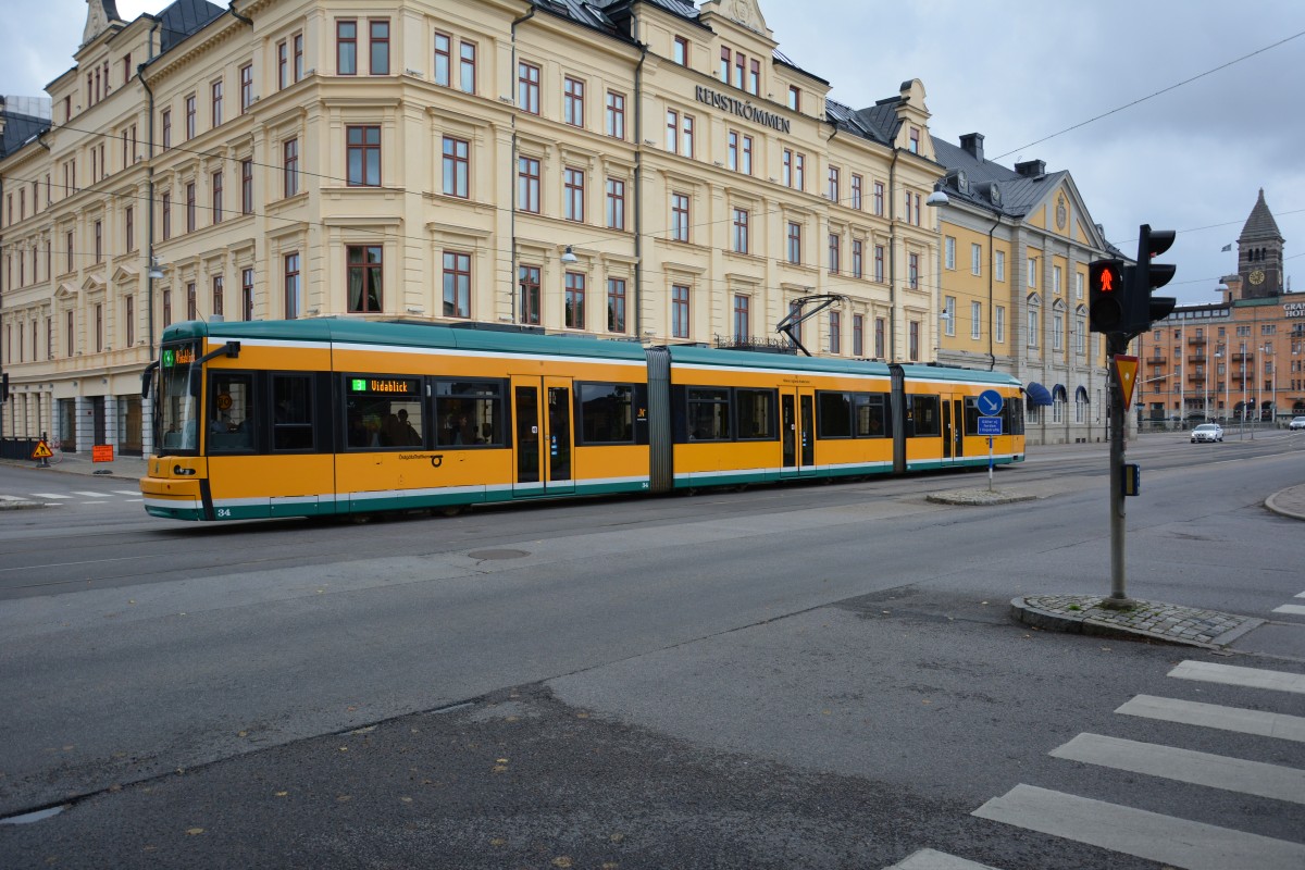 Niederflurstraenbahn auf dem Weg zum Hauptbahnhof von Norrkping am 09.09.2014.