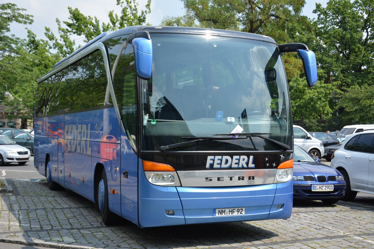 NM-HF steht am 08.07.2014 in Berlin am Zoo. (415 GT HD)