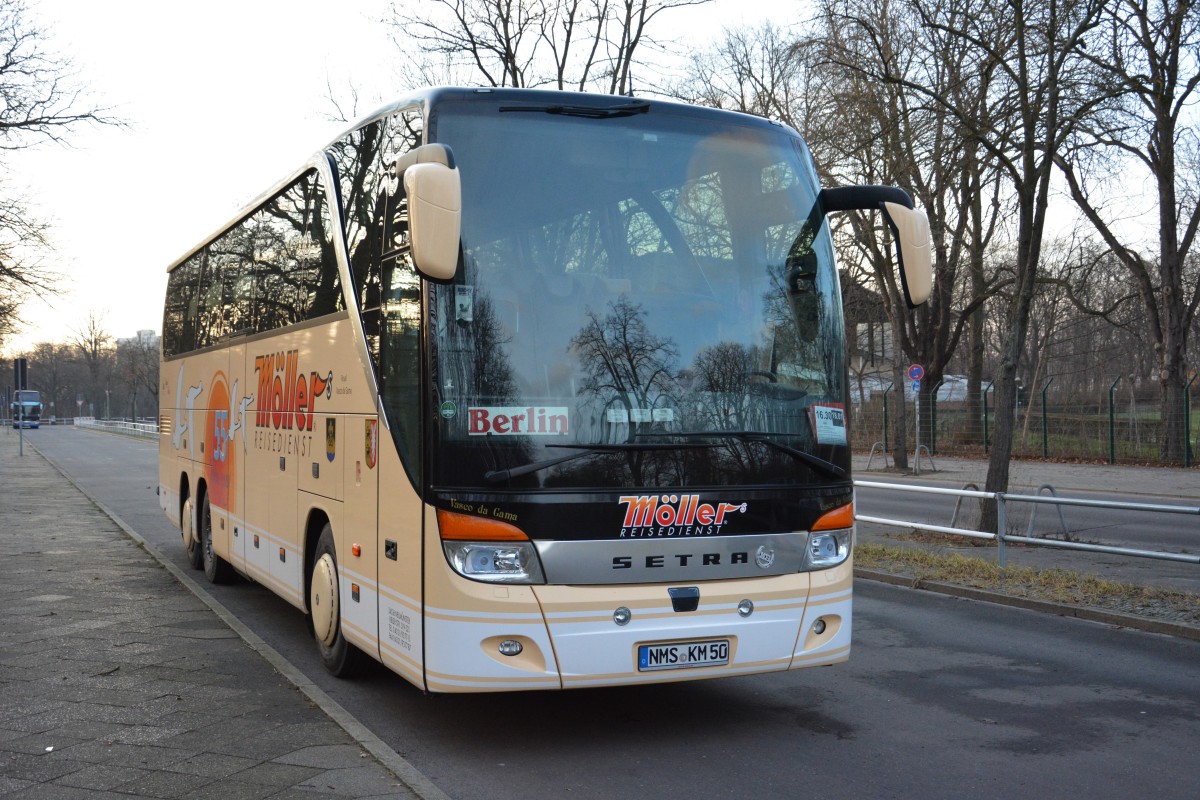 NMS-KM 50 steht am 18.01.2015 in Berlin, Jesse-Owens-Allee. Aufgenommen wurde ein Setra S 415 HDH.