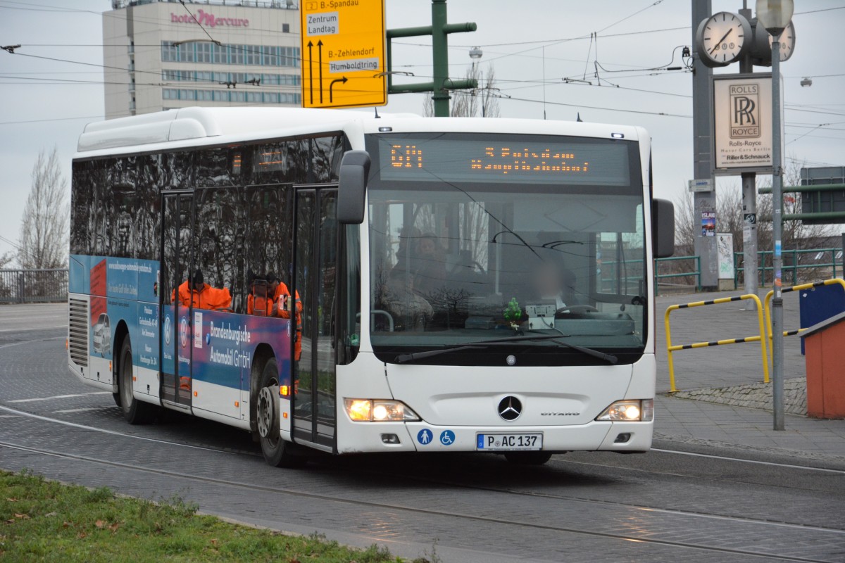 P-AC 137 (Mercedes Benz Citaro LE) ist am 15.12.2015 unterwegs Richtung Potsdam HBF. Aufgenommen am Hauptbahnhof Potsdam.