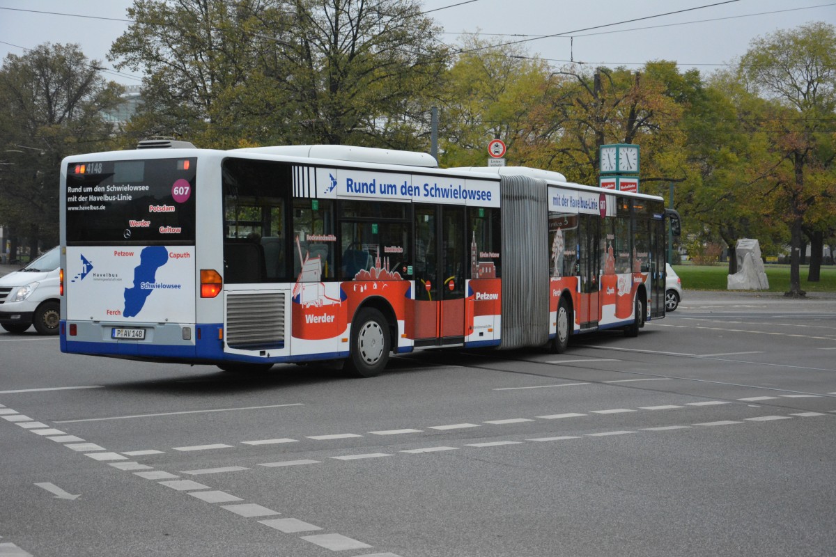 P-AV 148 (Mercedes Benz O530 vom Betriebshof Potsdam) fährt am 25.10.2014 auf der Linie 631 nach Werder Havel. Aufgenommen zwischen Potsdam, Platz der Einheit und Landtag.
