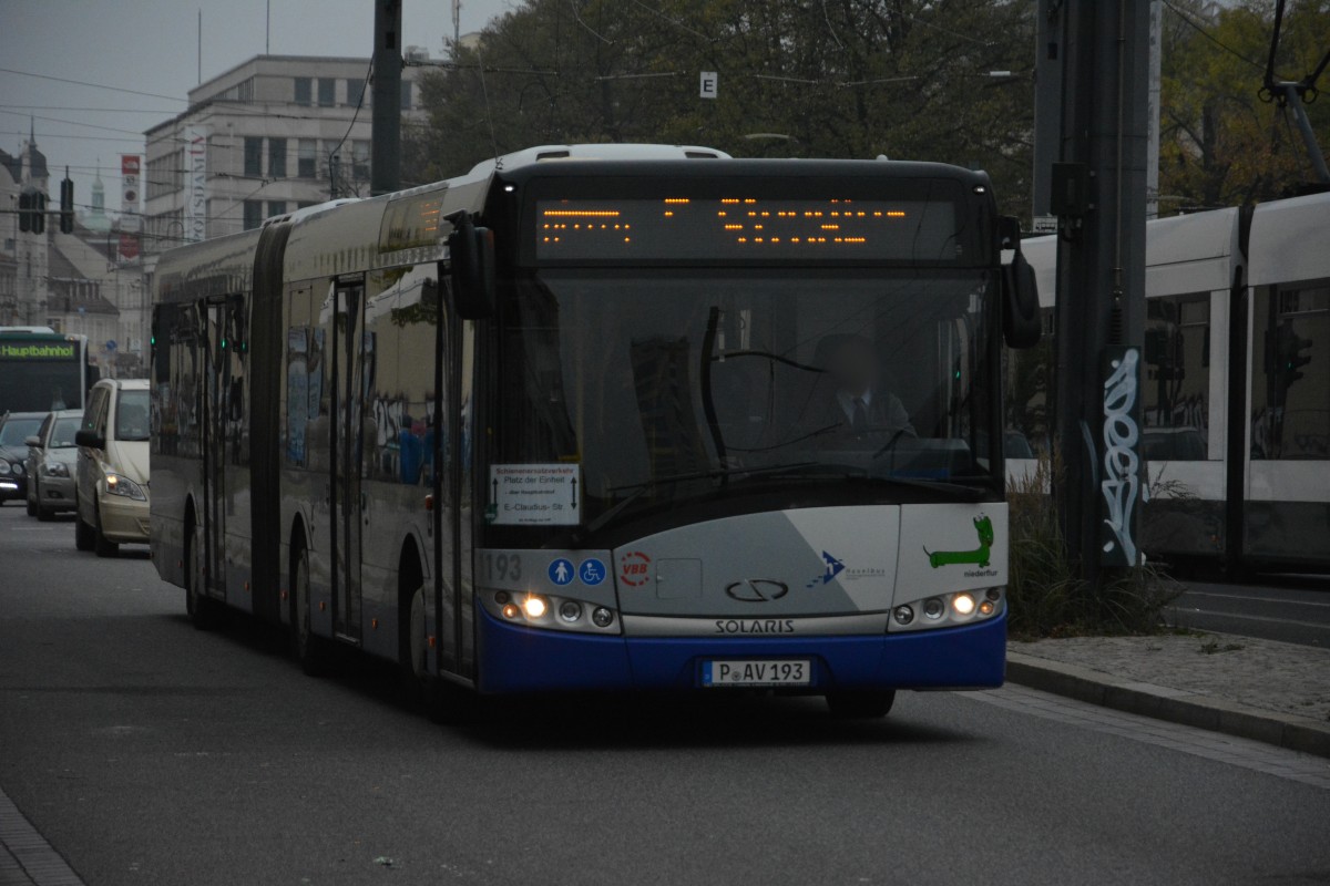 P-AV 193 (Solaris Urbino 18 vom Betriebshof Potsdam) fhrt am 25.10.2014 fr die VIP SEV zwischen Potsdam, Platz der Einheit und E.-C.-Strae. Aufgenommen zwischen Platz der Einheit und Landtag.
