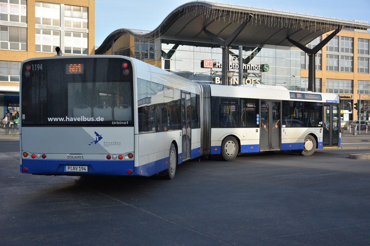 P-AV 194 ist am 27.12.2014 unterwegs auf der Linie 601 nach Teltow. Aufgenommen wurde ein Solaris Urbino 18 vom Betriebshof Potsdam am Hauptbahnhof in Potsdam. 