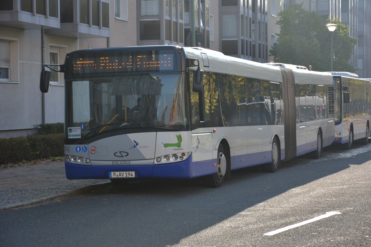 P-AV 194 (Urbino 18 vom Betriebshof Potsdam) steht am 27.10.2014 am Platz derEinheit und wartet auf seine Weiterfahrt aus SEV Fahrt.