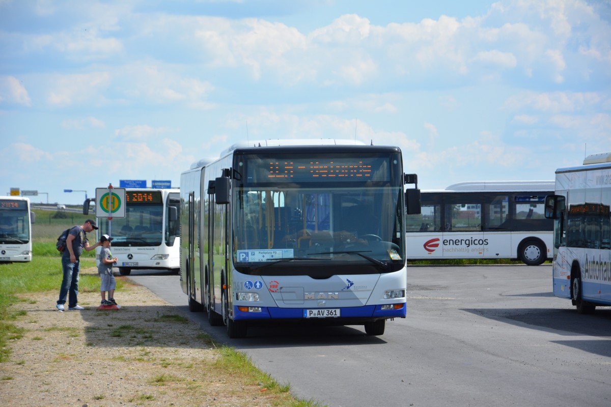P-AV 361 aus Werder wartet am Parkplatz Nord auf seine nächste Fahrt zum ILA Gelände. Aufgenommen am 25.05.2014.