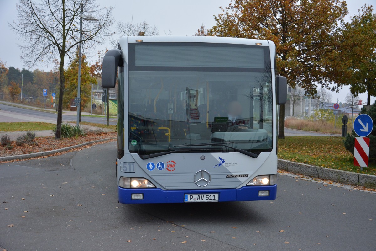 P-AV 511 vom Betriebshof Stahnsdorf fährt auf der Linie 620 zum Bahnhof Wannsee. Aufgenommen am 09.11.2014 Albert-Einstein-Ring Kleinmachnow. Zu sehen ist ein Mercedes Benz Citaro O530 der 1. Generation.