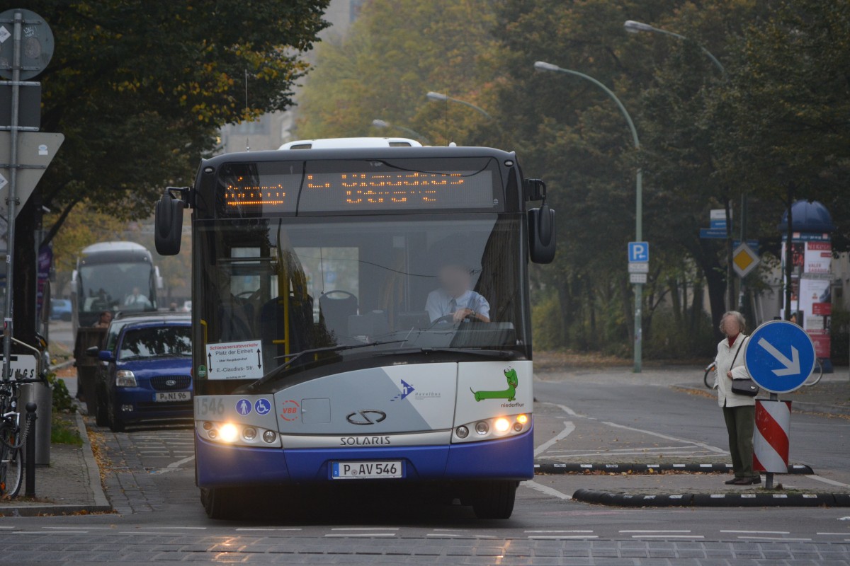 P-AV 546 (Solaris Urbino 18 vom Betriebshof Stahnsdorf) fährt am 25.10.2014 auf SEV für die Straßenbahn in Potsdam. Aufgenommen am Platz der Einheit.