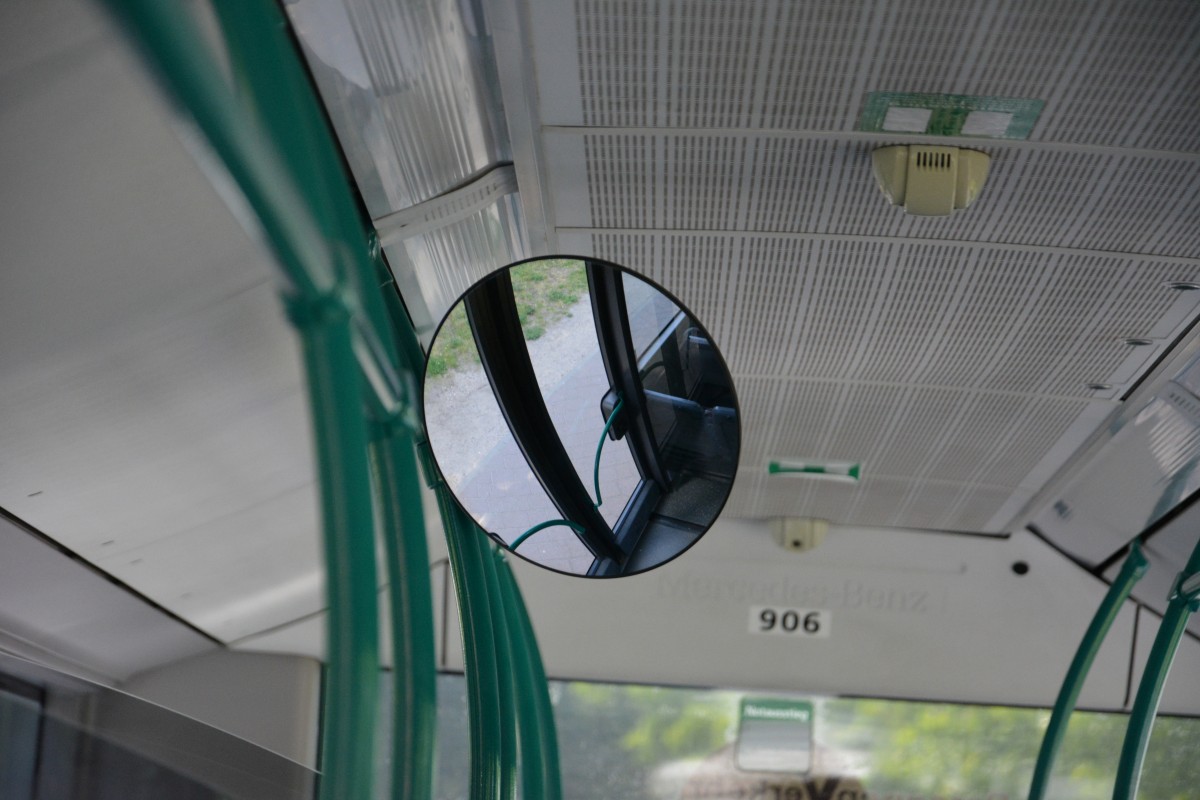 P-AV 906 steht am 10.06.2014 am Bahnhof Griebnitzsee. Zu sehen ist der Spiegel für die mittlere Tür.