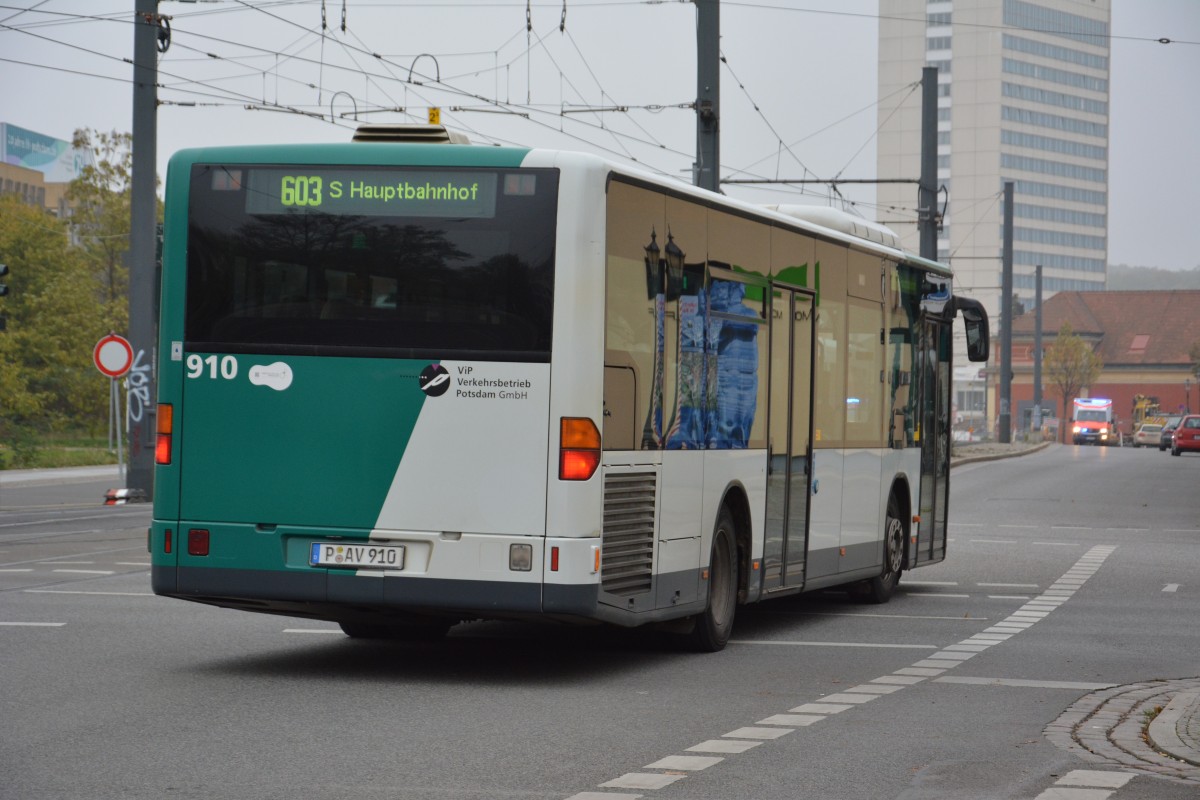 P-AV 910 (Mercedes Benz O530 Citaro) fhrt am 25.10.2014 auf der Linie 603 zum Hbf Potsdam. Aufgenommen am Platz der Einheit.
