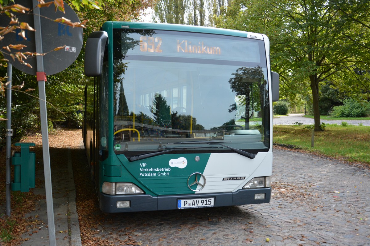 P-AV 915 steht als Linie 692 in Bornim und wartet auf seine Abfahrt in die Innenstadt von Potsdam. Aufgenommen am 24.09.2014 Mercedes Benz O530.