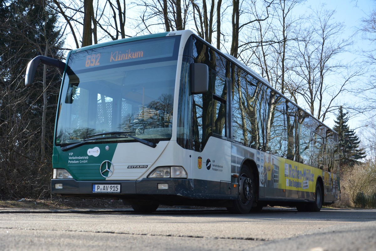 P-AV 915 steht am 27.02.2015 an der Endhaltestelle Potsdam, Institut für Agrartechnik. Aufgenommen wurde ein Mercedes Benz Citaro der VIP.