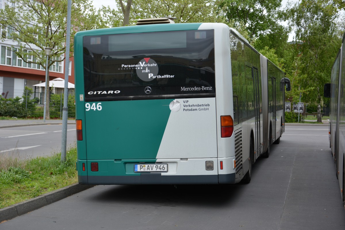 P-AV 946 steht am 10.05.2015 am Hauptbahnhof in Potsdam. Aufgenommen wurde ein Mercedes Benz Citaro.
