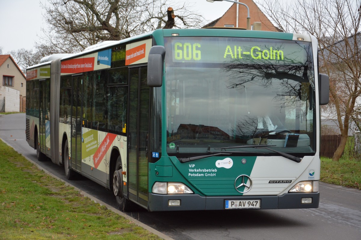 P-AV 947 ist am 13.12.2014 unterwegs auf der Linie 606 nach Alt-Golm. Aufgenommen an der Geiselbergstraße. 