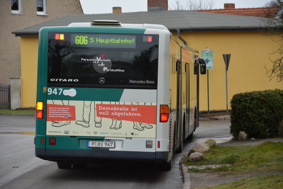 P-AV 947 ist am 13.12.2014 unterwegs auf der Linie 606 nach Alt-Golm. Aufgenommen an der Geiselbergstraße. 