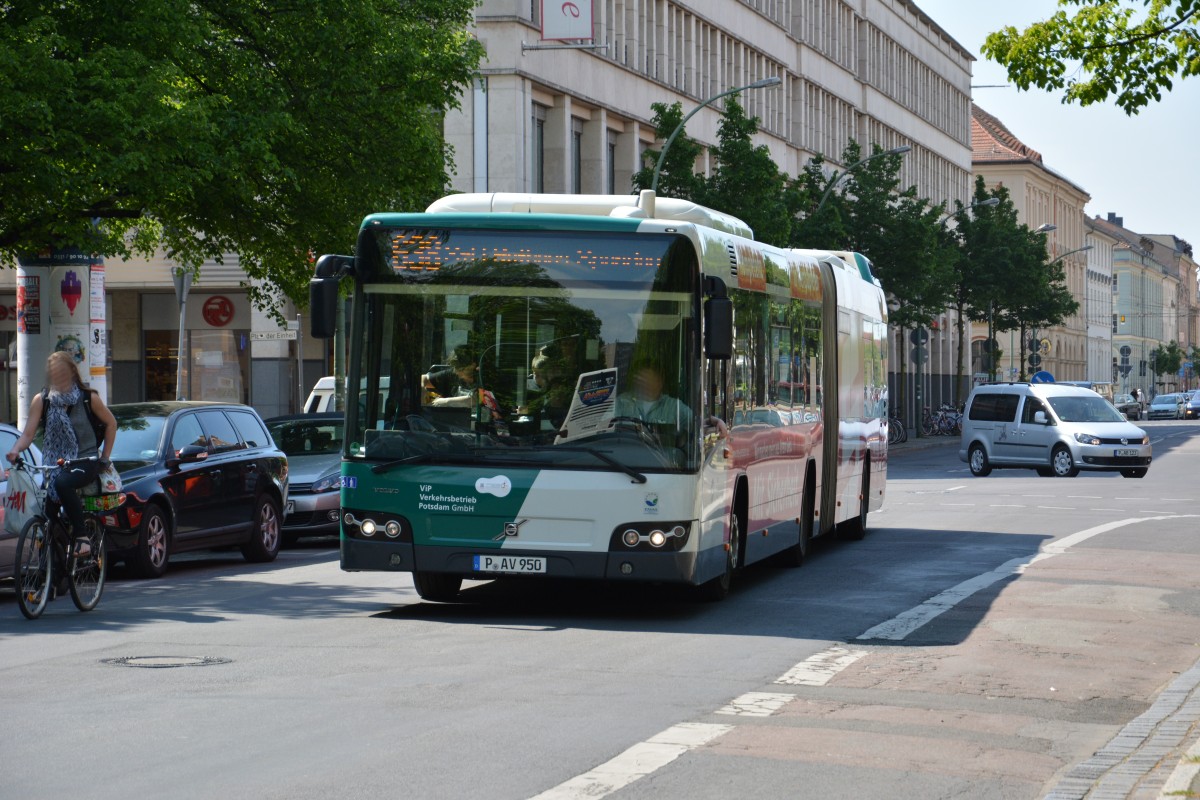 P-AV 950 auf der Linie 638 nach S+U Bahnhof Rathaus Spandau. Aufgenommen am 30.04.2014.