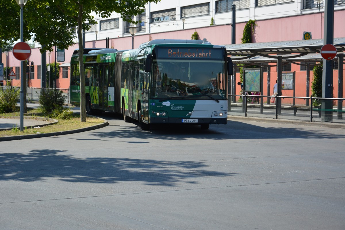 P-AV 951 kommt von der Linie 606 aus Alt-Golm. Aufgenommen am 04.07.2014.