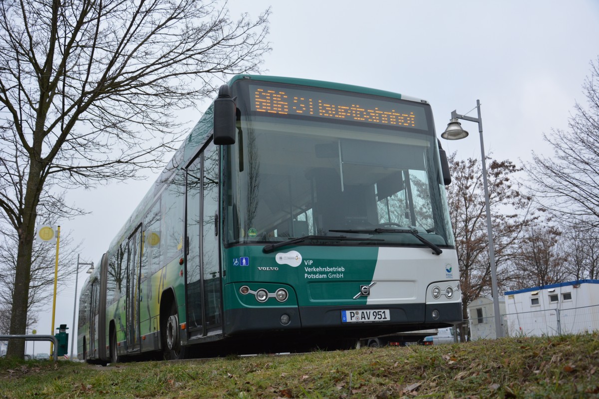 P-AV 951 (Volvo 7700) steht am 12.02.2015 an der Endhaltestelle Potsdam Wissenschaftspark Golm. 