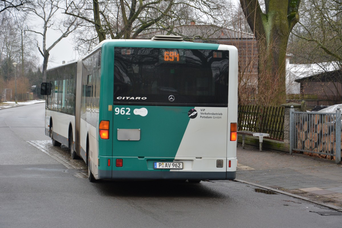 P-AV 962 steht am 30.01.2015 an der Küsselstraße in Potsdam. Aufgenommen wurde ein Mercedes Benz Citaro G ex HVG.