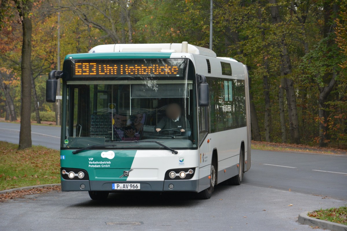 P-AV 966 kommt am 20.10.2014 aus Richtung Ksselstrae und endet nun am Bahnhof Rehbrcke. Aufgenommen wurde ein Volvo 7700.