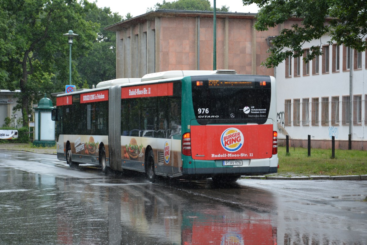 P-AV 976 am 12.07.2014 bei Starkregen am Bahnhof Pirscheide.