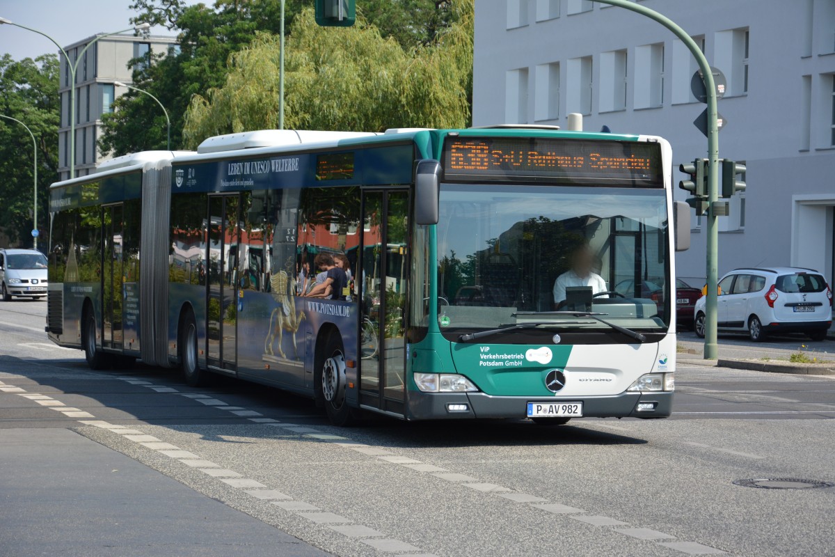 P-AV 982 fährt am 05.07.2014 auf der Linie 638 zum Rathaus Spandau. Aufgenommen am Hauptbahnhof Potsdam.