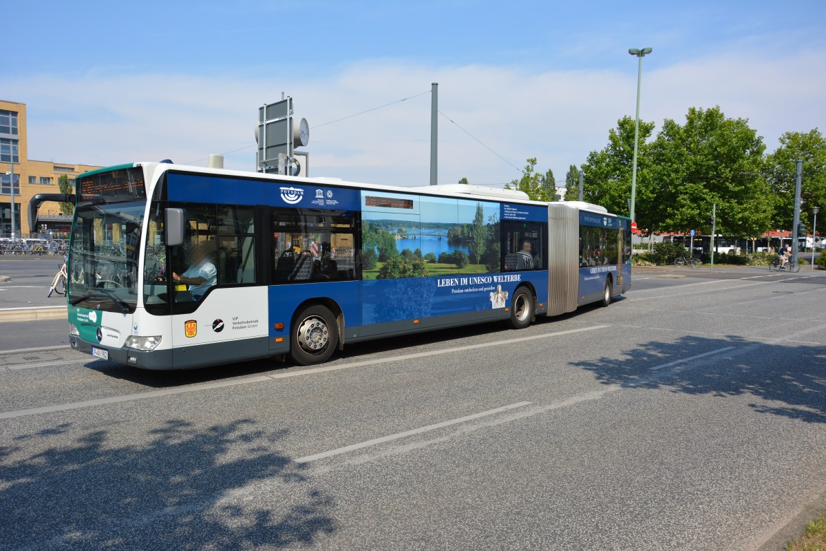 P-AV 982 fährt am 05.07.2014 auf der Linie 638 zum Rathaus Spandau. Aufgenommen am Hauptbahnhof Potsdam.