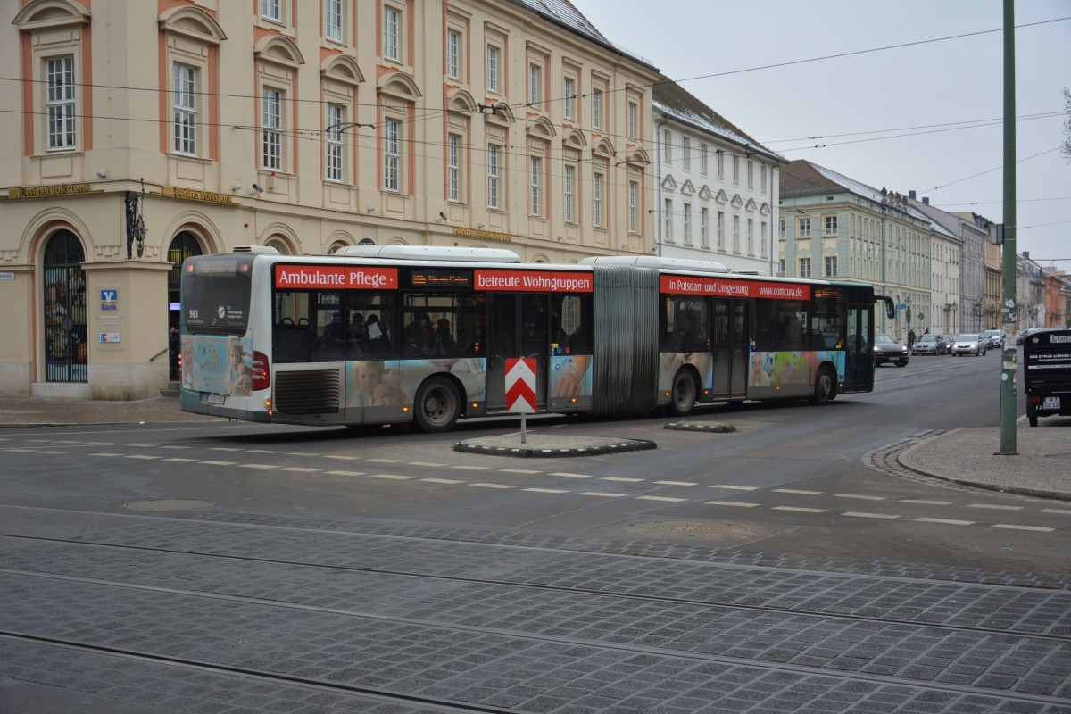 P-AV 983 fährt am 07.02.2015 auf der Linie 695 zum Neuen Palais. Aufgenommen wurde ein Mercedes Benz Citaro Facelift, Potsdam Platz der Einheit. 