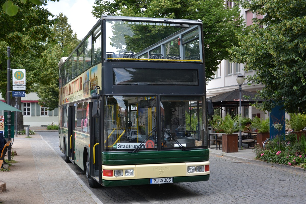 P-CS 305 am 17.06.2014 und wartet auf Touristen am Luisenplatz in Potsdam.