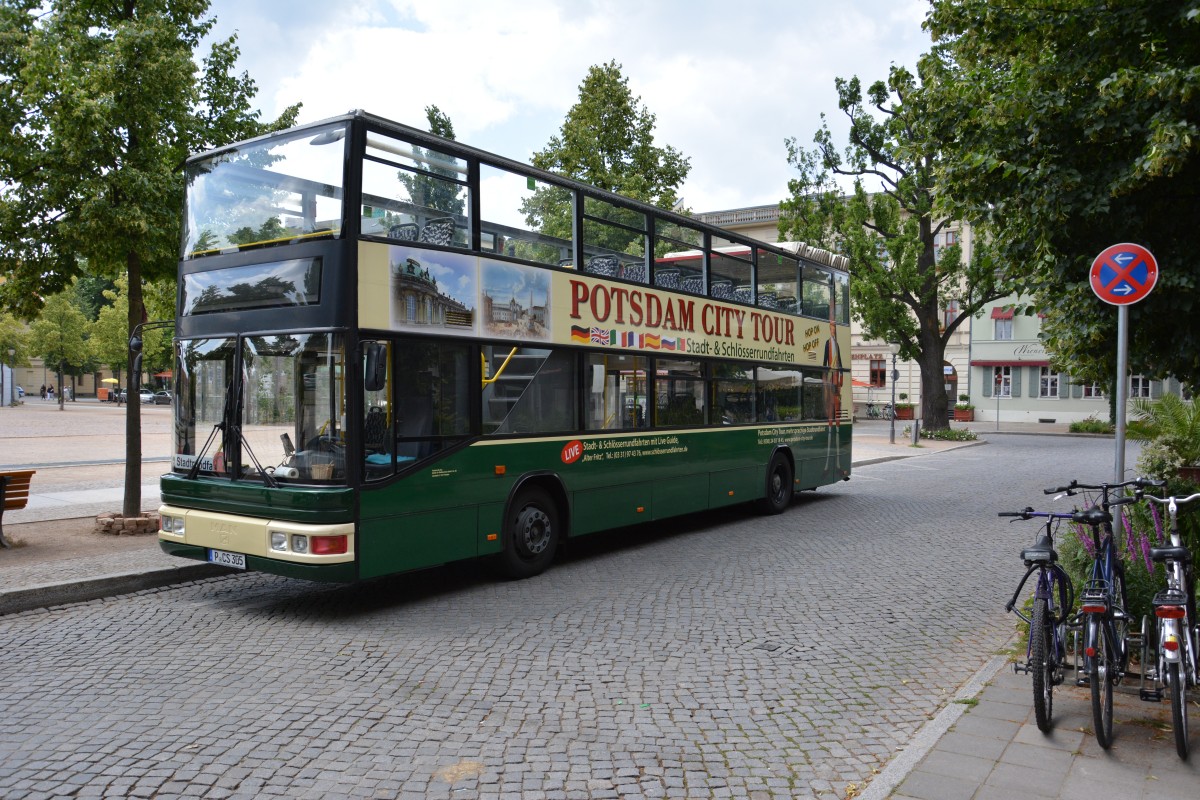 P-CS 305 am 17.06.2014 und wartet auf Touristen am Luisenplatz in Potsdam.
